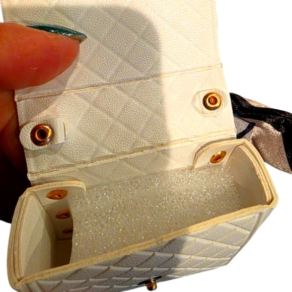 Chic Cream Quilted Handbag with Black Accents - Picture 6 of 6